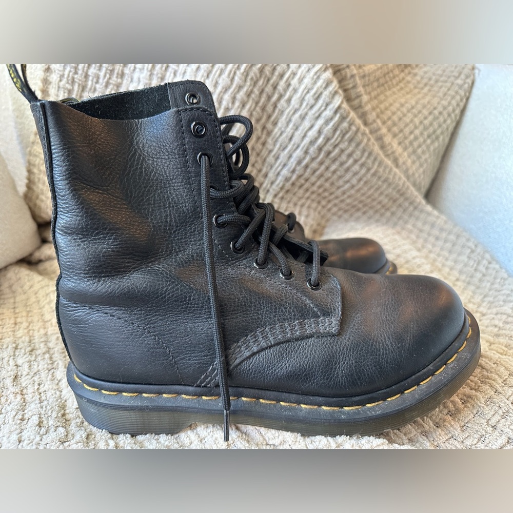 *SOLD*Dr. Martens 1460 PASCAL VIRGINIA LEATHER BOOTS - Women’s Size 8